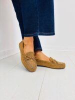 Mocassins femme cloutés en daim – Image 5