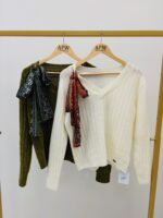 Pull 100 % laine col V avec foulard – Image 2