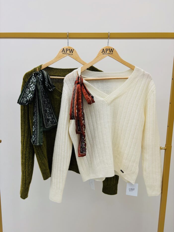 Pull 100 % laine col V avec foulard – Image 2