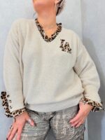 Pull col V détails léopard et broderie “LA”