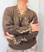 Pull col V détails léopard et broderie “LA” – Image 3