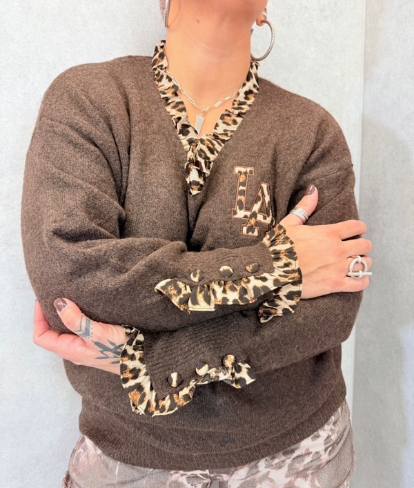 28102025-004 Pull col V détails léopard et broderie “LA” – Image 3