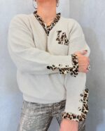 Pull col V détails léopard et broderie “LA” – Image 4