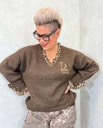 Pull col V détails léopard et broderie “LA” – Image 2