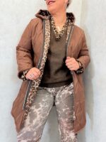 Parka matelassée à capuche réversible imprimé léopard – Image 6