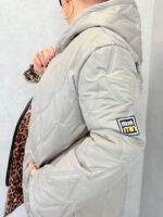 Parka matelassée à capuche réversible imprimé léopard – Image 3