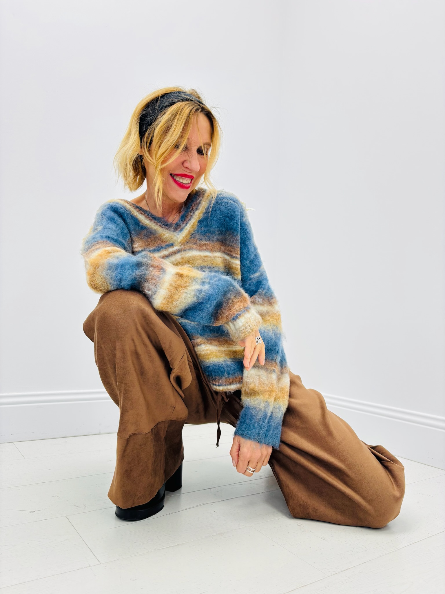 2C0642FF-4F46-4A1C-8318-6226CCBDCFFC Pull Moelleux à Rayures – Couleurs et douceur d’hiver – Image 1