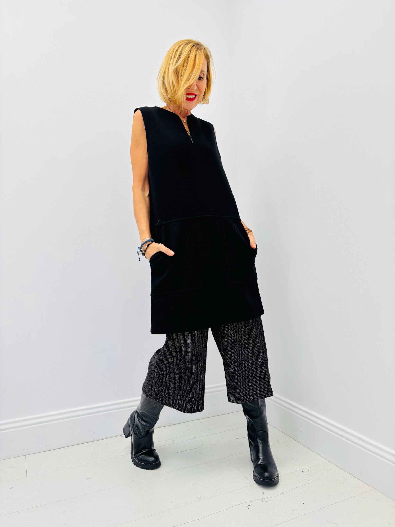 34C01107-F854-4397-8C13-0447DC27C024 Bermuda Chic en maille fluide – Élégance décontractée signé EMA BLUES – Image 4