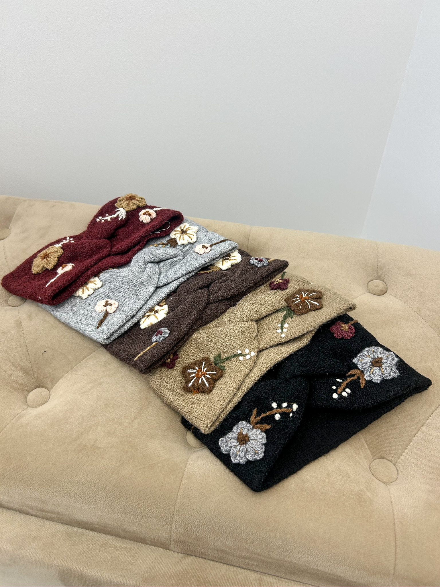 3651C404-95F5-4A97-B361-FFE26A62BE65 Bandeau Brodé en maille – Douceur et charme bohème – Image 1