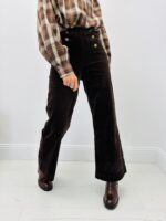 Pantalon en Velours côtelé à boutons dorés – esprit rétro chic – Image 4