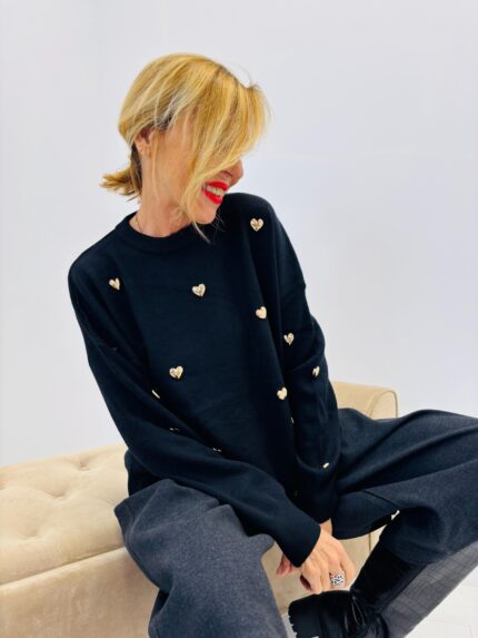 Pull doux à bijoux cœur dorés – Esprit chic & romantique