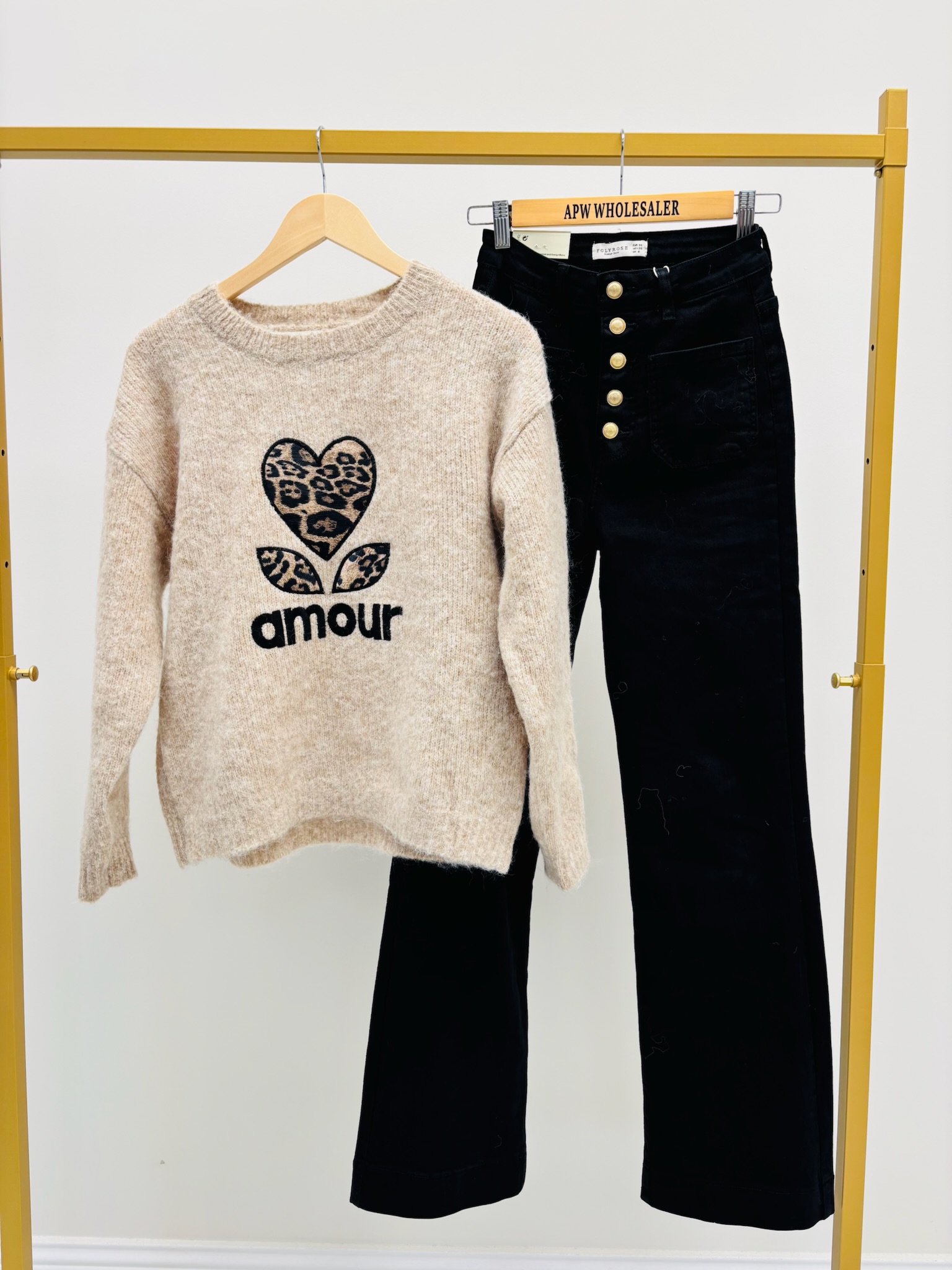 3B7C60D7-BDEC-4BB3-884A-E5F6E6A3C80E Pull Doux “Amour” – Touche sauvage et romantique – Image 2