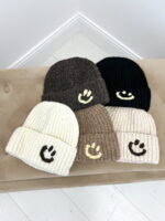 Bonnet en Maille Côtelée avec Smiley Brodé – douceur & bonne humeur