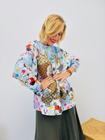 405731E4-0188-4165-97CC-4D89C9267F22_4_5005_c Pull Mickey & Minnie coloré – Esprit Pop et Confort LM LULU – Image 1