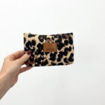 Mini Pochette Léopard “Amour” – Velours Chic & Détail Pompon