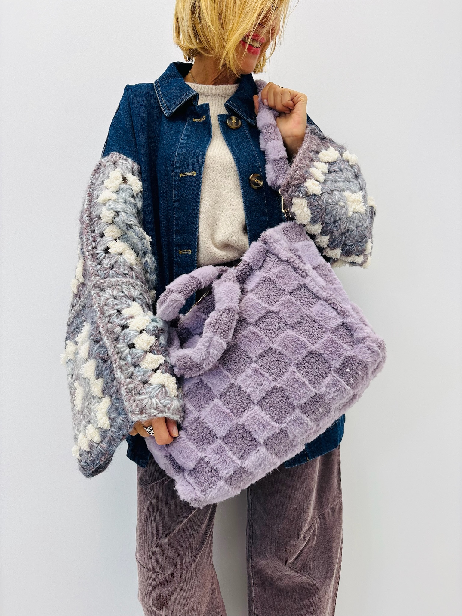 46ADF2BA-E796-4AB1-B7F5-7888E1896280 Sac Fausse Fourrure effet damier – Doux & tendance – Image 1