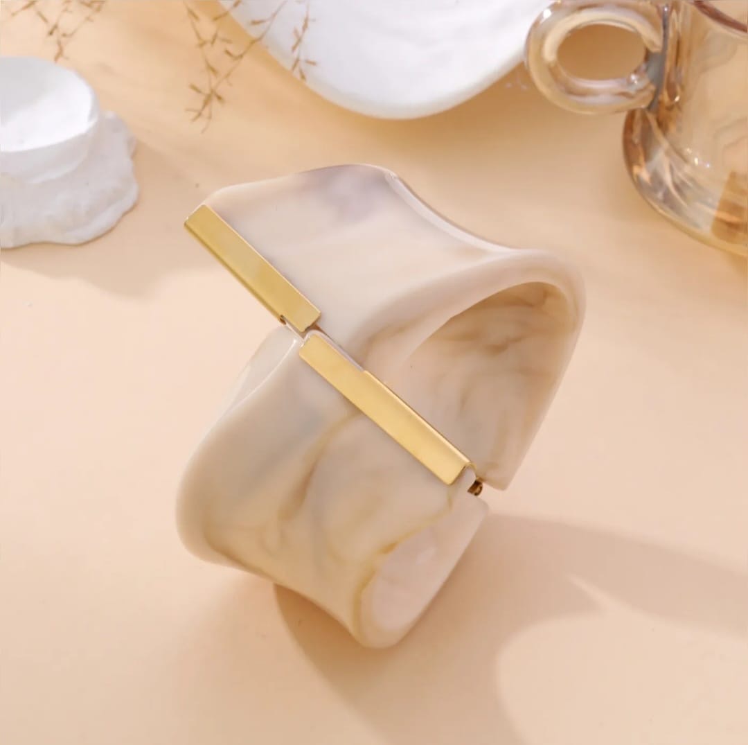 47D728FB-7285-44ED-A685-3ADA8CE74C92 Bracelet Rigide marbré avec détail doré – élégance moderne – Image 1