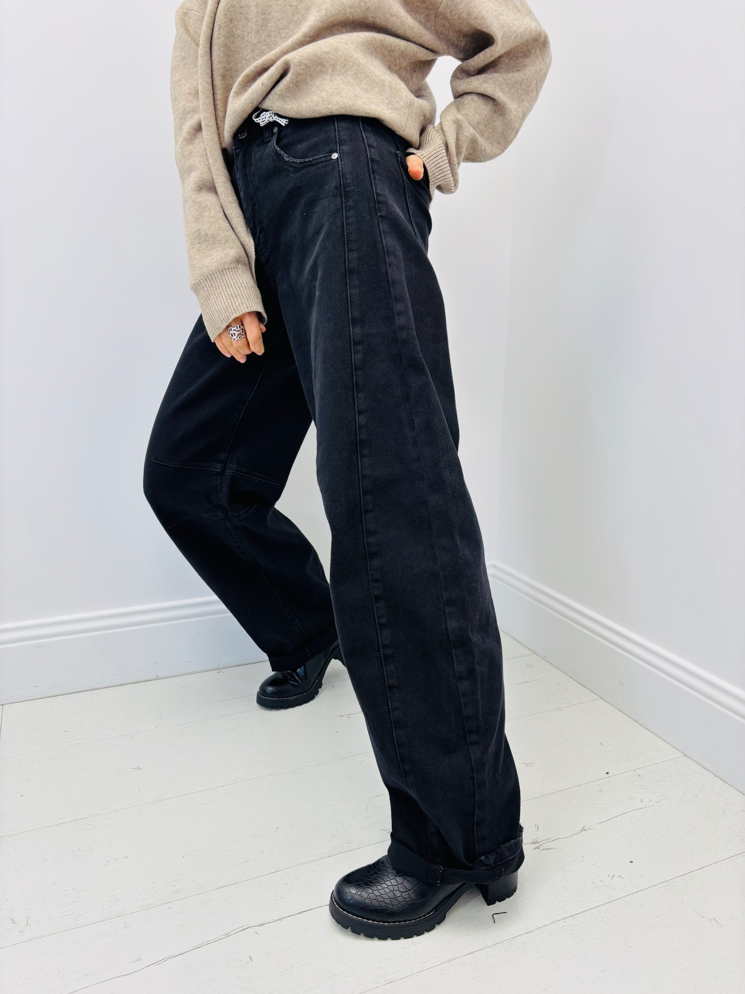 4821C008-13A4-4DD4-9969-F84A7A9ADDE6 Jean Barrel fit – Esprit contemporain & confort absolu – Image 4