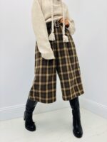 Bermuda à Carreaux avec Ceinture – Élégance rétro et allure moderne