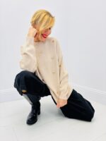 Pull doux à bijoux cœur dorés – Esprit chic & romantique – Image 3