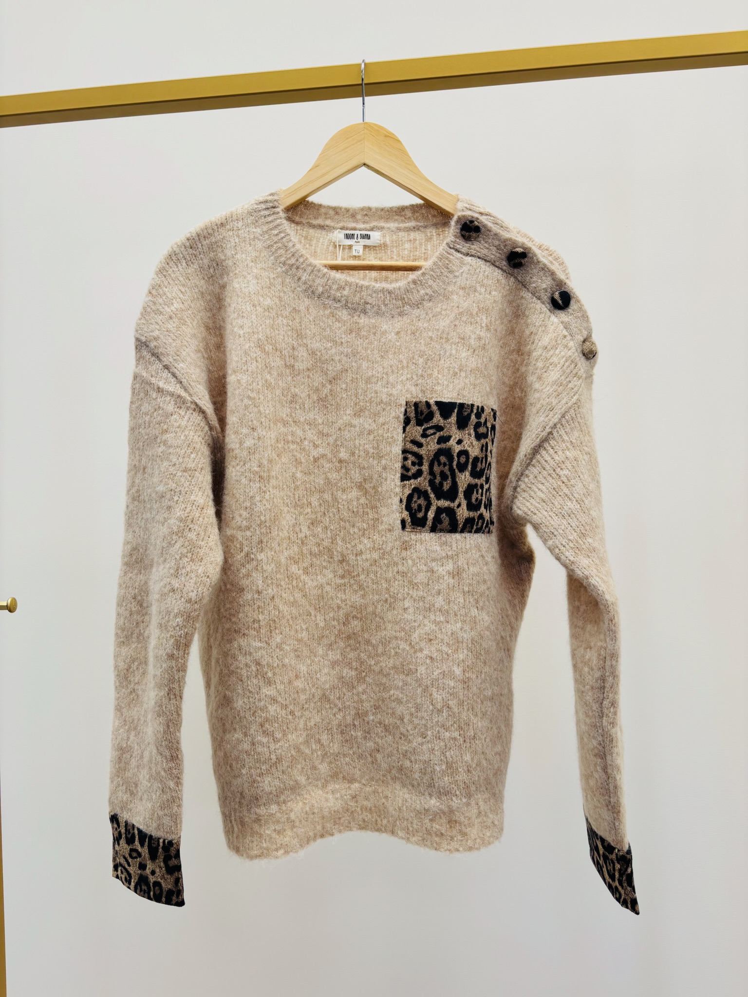 4E0242B5-06F5-4776-A0CC-E98A12BEC01D Pull beige détails léopard – Image 4