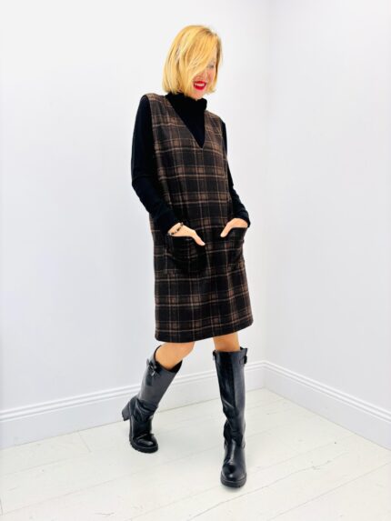 Robe Chasuble avec col roulé – Élégance rétro chic signée EMA BLUES