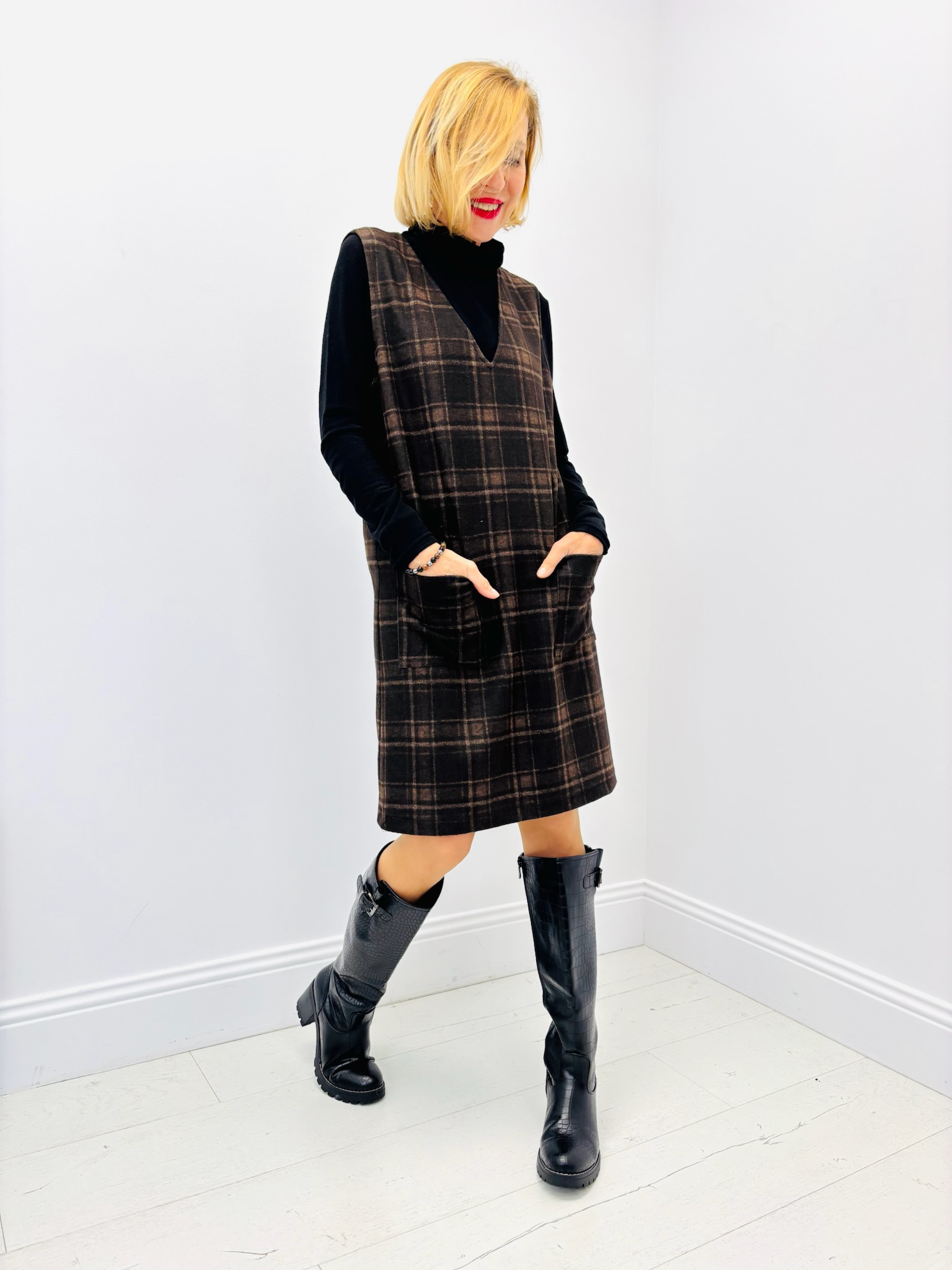 4E9B7340-03D8-4699-B197-3FE2A4EED4E8 Robe Chasuble avec col roulé – Élégance rétro chic signée EMA BLUES – Image 1