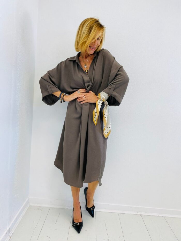 Robe Ample à col Chemise et Encolure en V – Image 4