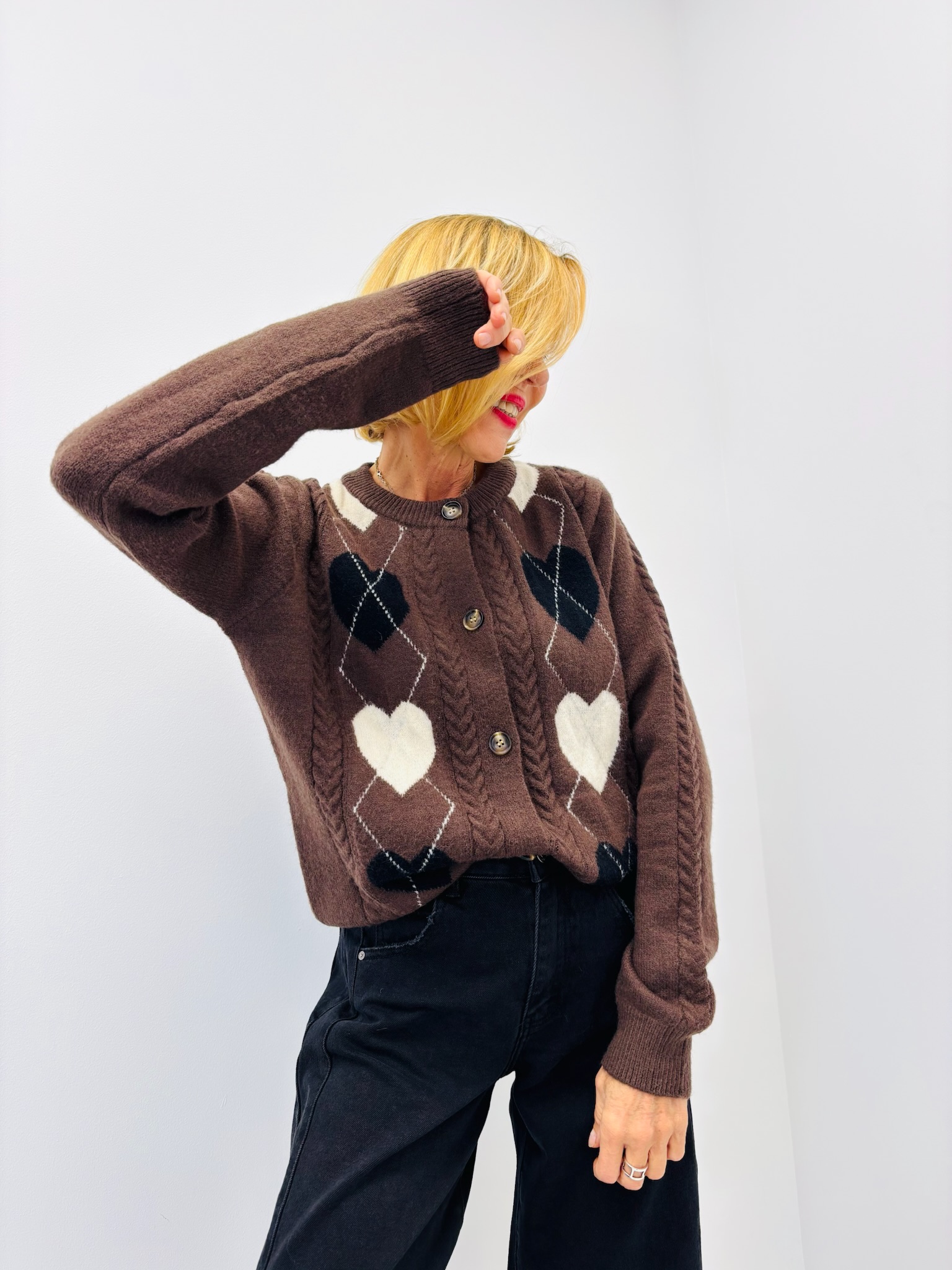 51EA12E9-A443-4E36-8FDC-E95ED2DCF605 Gilet Doux à Motifs cœurs Burlington – Esprit romantique & rétro chic – Image 5