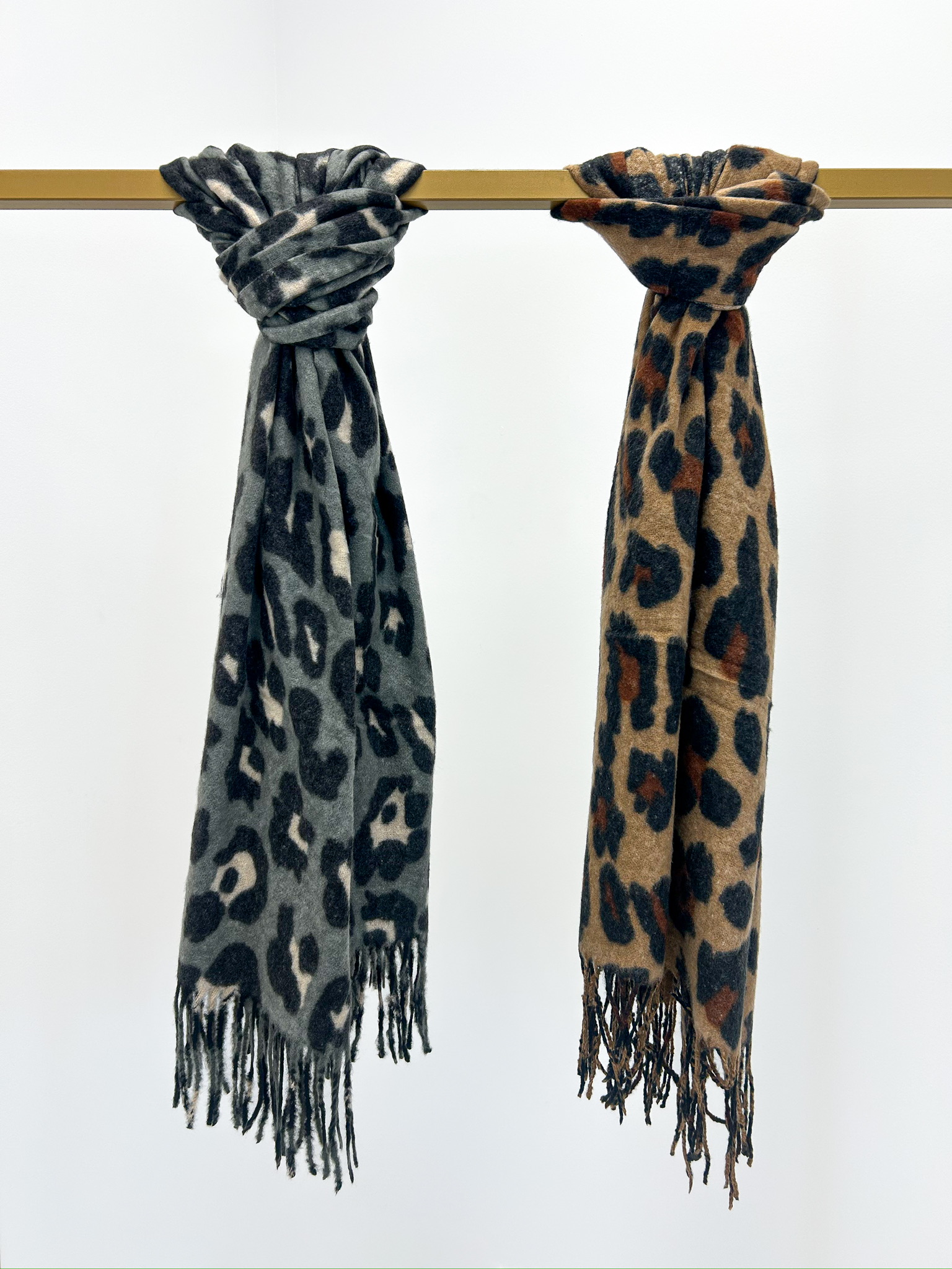 54FE091E-F1BA-4856-AC67-0CCD4F38FC0D Écharpe Imprimé Léopard – Classique intemporel – Image 1