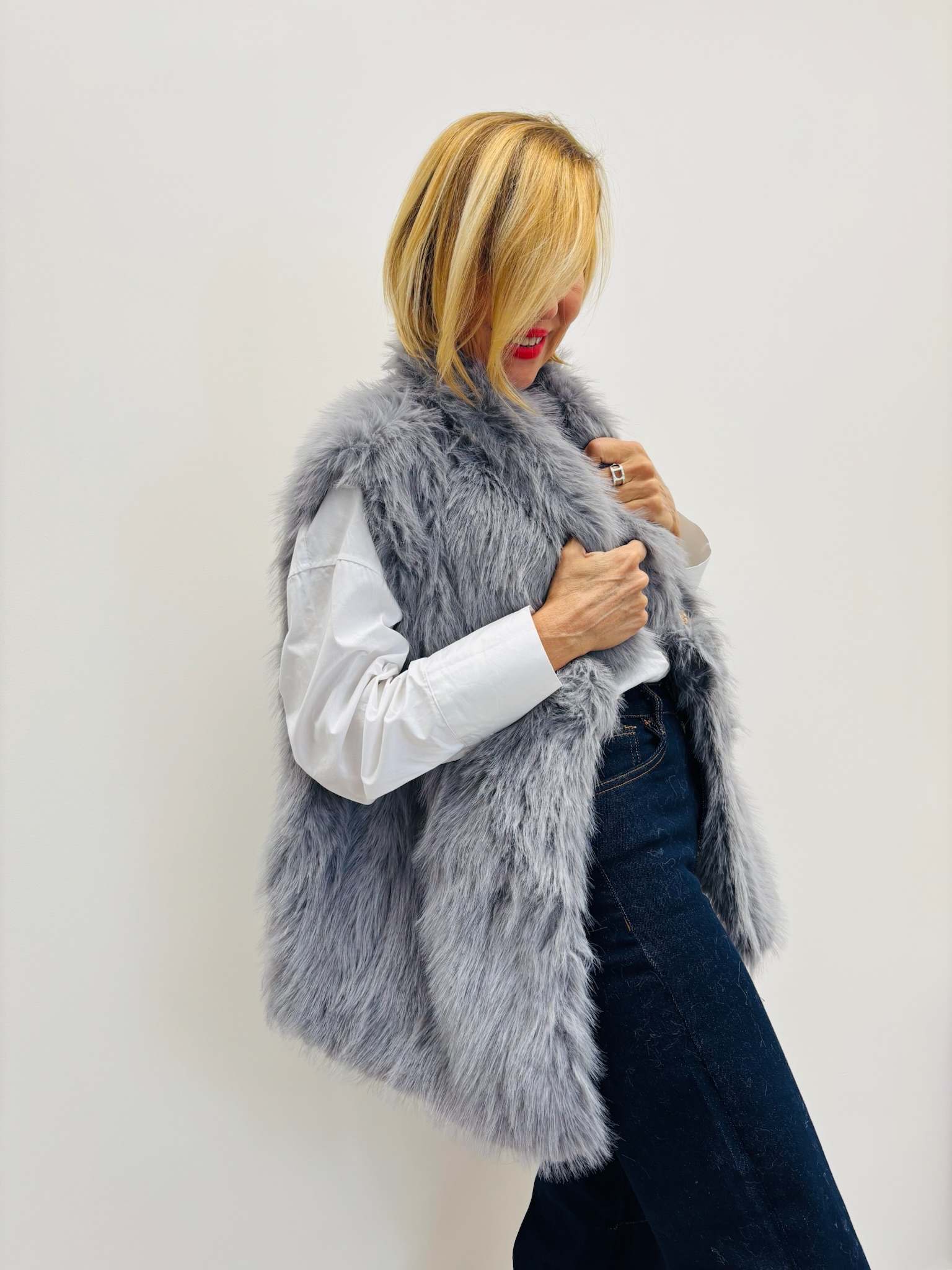 5608579C-0B23-4AD1-A4EC-59F78FD79331 Veste Sans Manches en fausse fourrure – Élégance cocoon italienne – Image 5