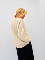 Pull doux à bijoux cœur dorés – Esprit chic & romantique – Image 4