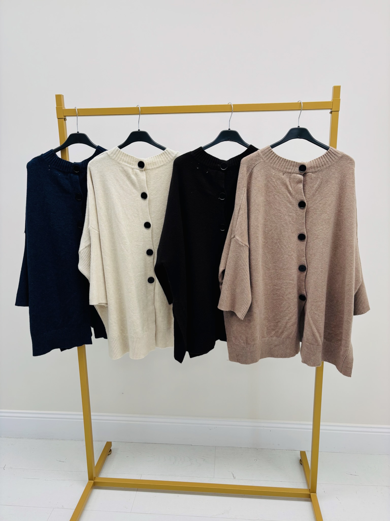 56817AB5-5BE9-4B77-A3F2-0A7228218B98 Pull VALENTYNE Réversible à boutons – Image 2