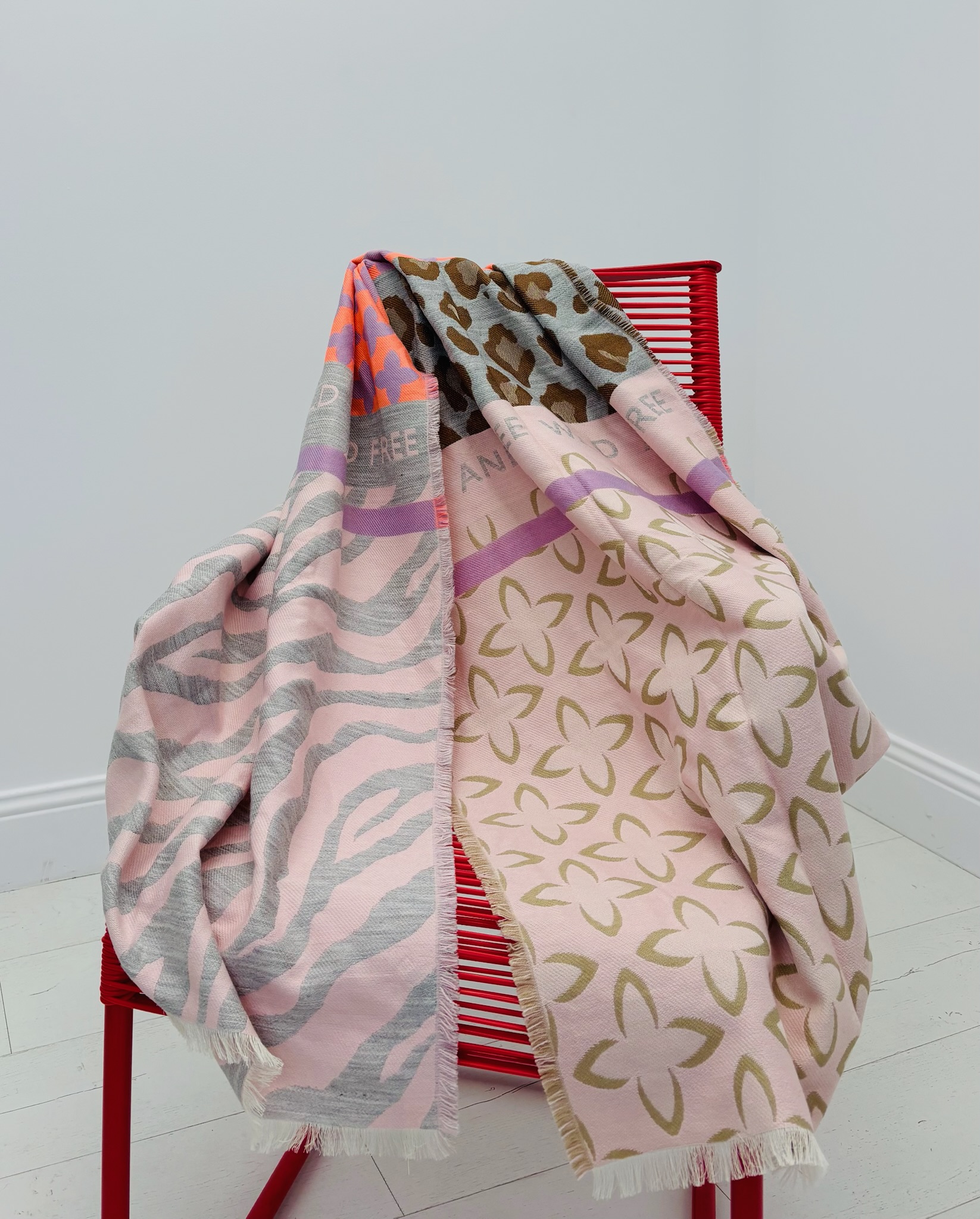 56FA7647-D2F6-4AB0-9AFD-BB7034DAC1B1 Écharpe “Wild & Free” – imprimé coloré et animal – Image 4
