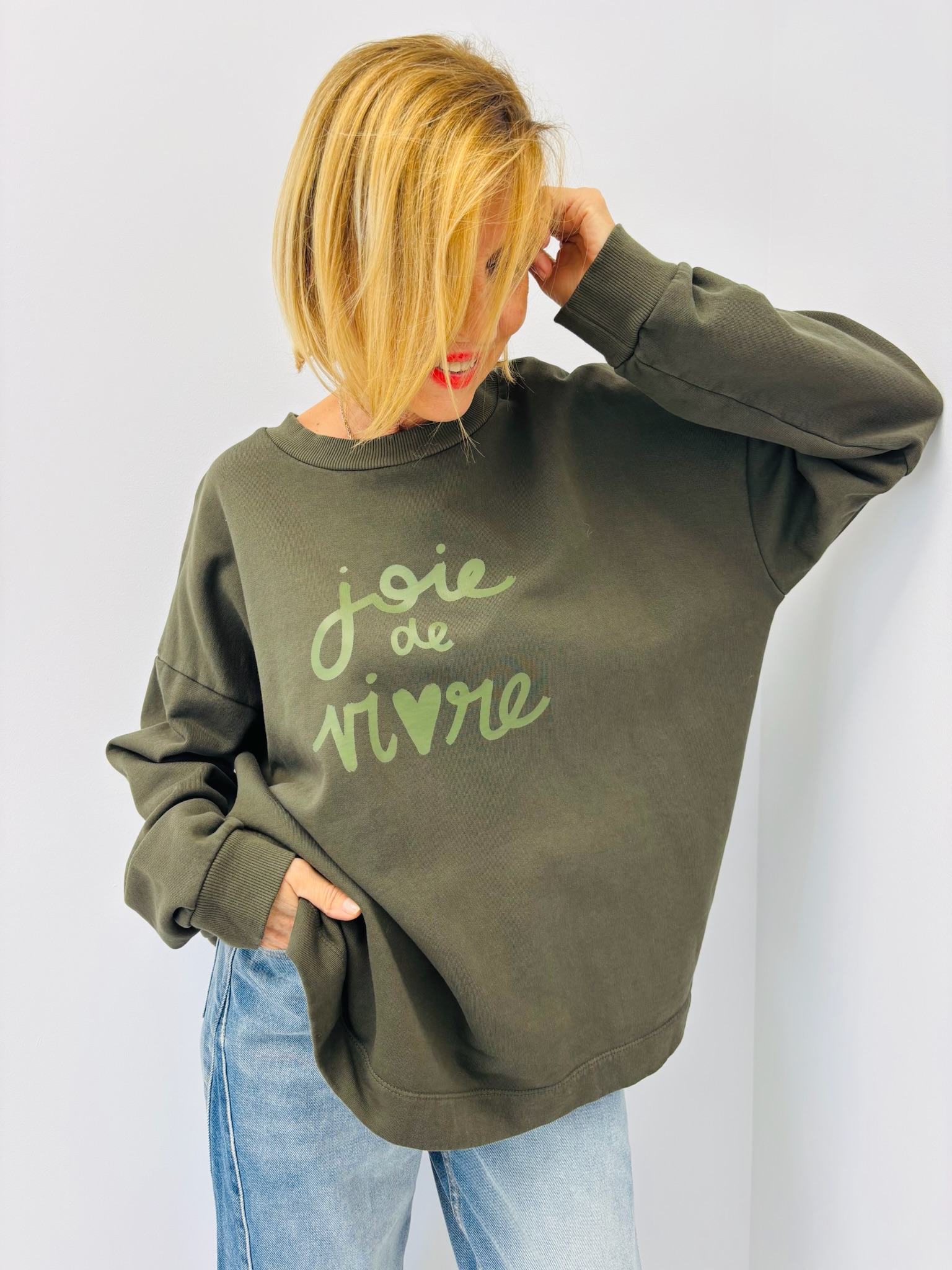 5A4EAB82-FE6B-4E9C-A88E-17A06E7A844B Pull Sweat 100 % coton “Joie de vivre” – Image 8