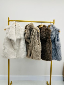 5B3AD3C2-AAB4-4B1E-AB4D-00CA714BEB57_4_5005_c Veste Sans Manches en fausse fourrure – Élégance cocoon italienne – Image 2