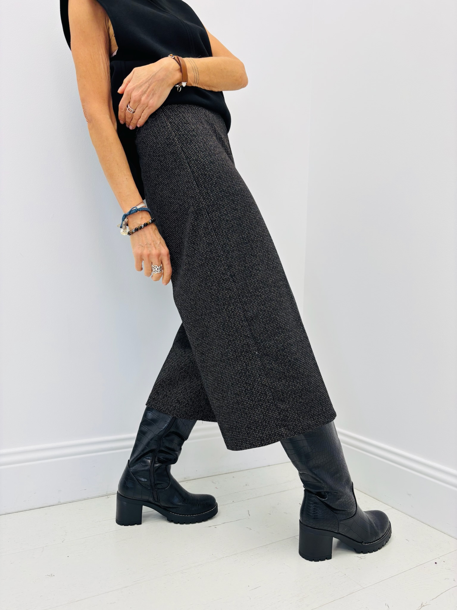 634D457C-A8CC-49E2-B5A2-0F271461B1A3 Bermuda Chic en maille fluide – Élégance décontractée signé EMA BLUES – Image 3