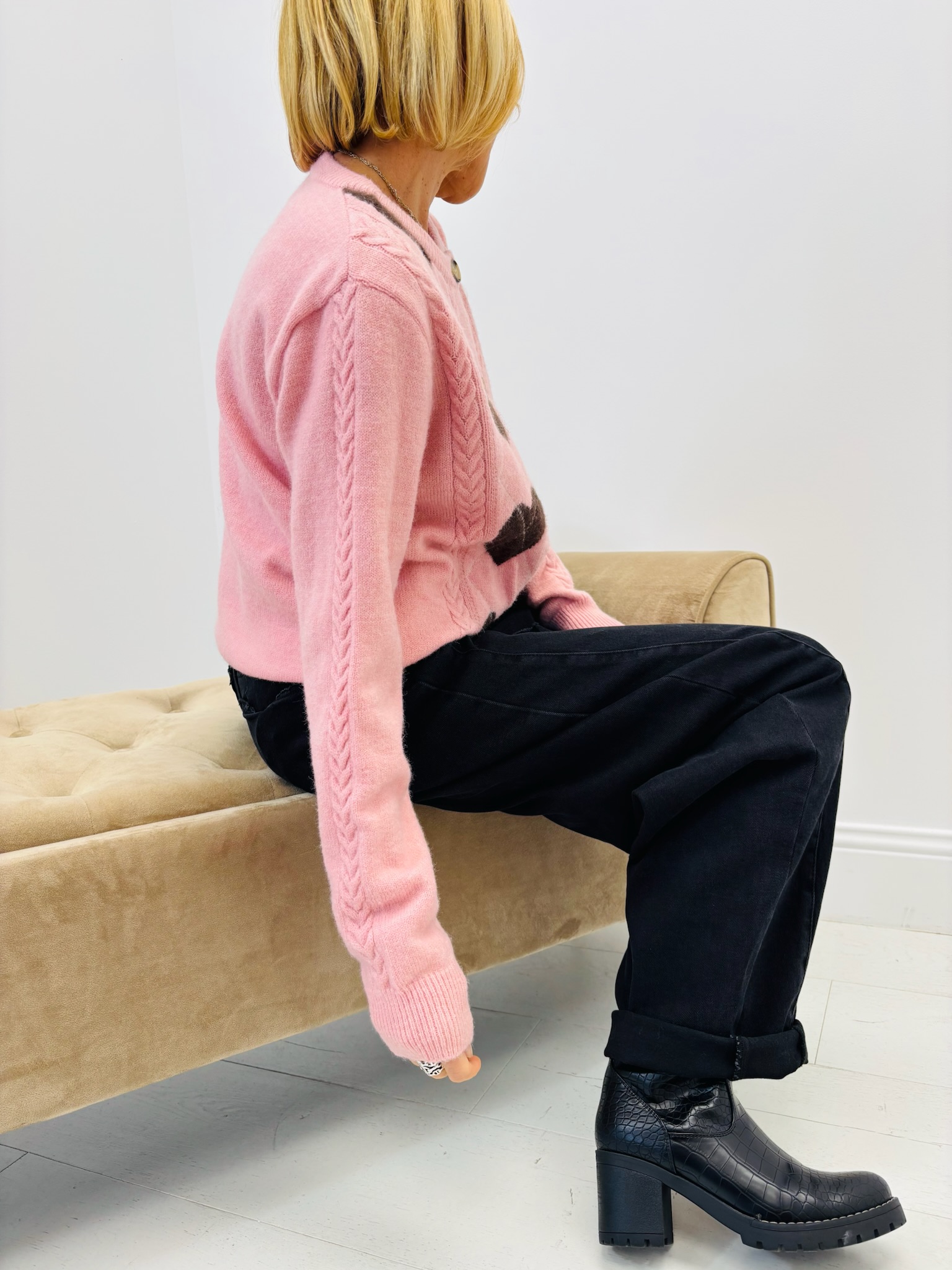 662B5F79-84EC-4EAD-B3DC-527C81840836 Gilet Doux à Motifs cœurs Burlington – Esprit romantique & rétro chic – Image 3