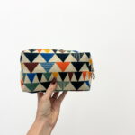 Pochette Géométrique Élégante – Motifs Colorés & Format Pratique