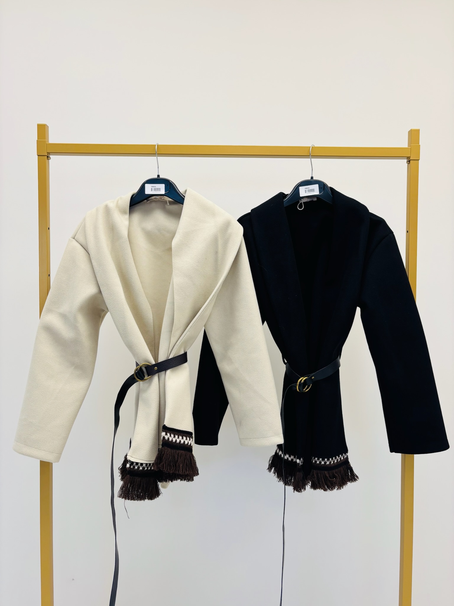 6DE3E9D6-6761-4169-BB35-A95BEC75B9A7 Veste Ceinturée à Franges – Élégance italienne au détail bohème – Image 2