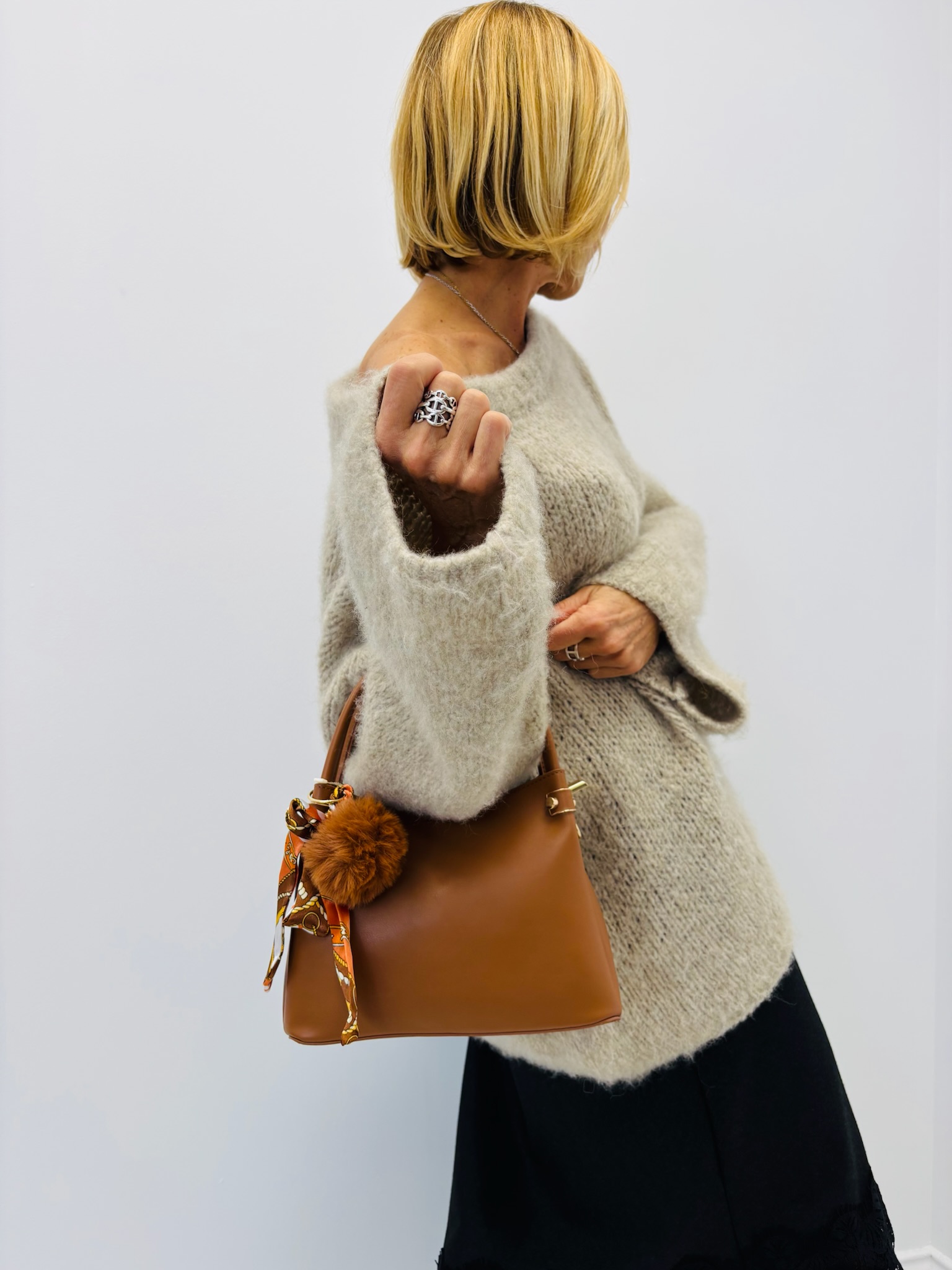 700003D3-6BA1-4D1E-BF00-9637258E1C63 Sac avec Pompon & Foulard – Image 4