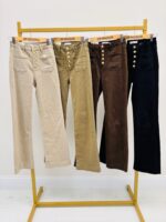 Jean Wide Leg à boutons dorés – Élégance rétro et allure moderne – Image 2