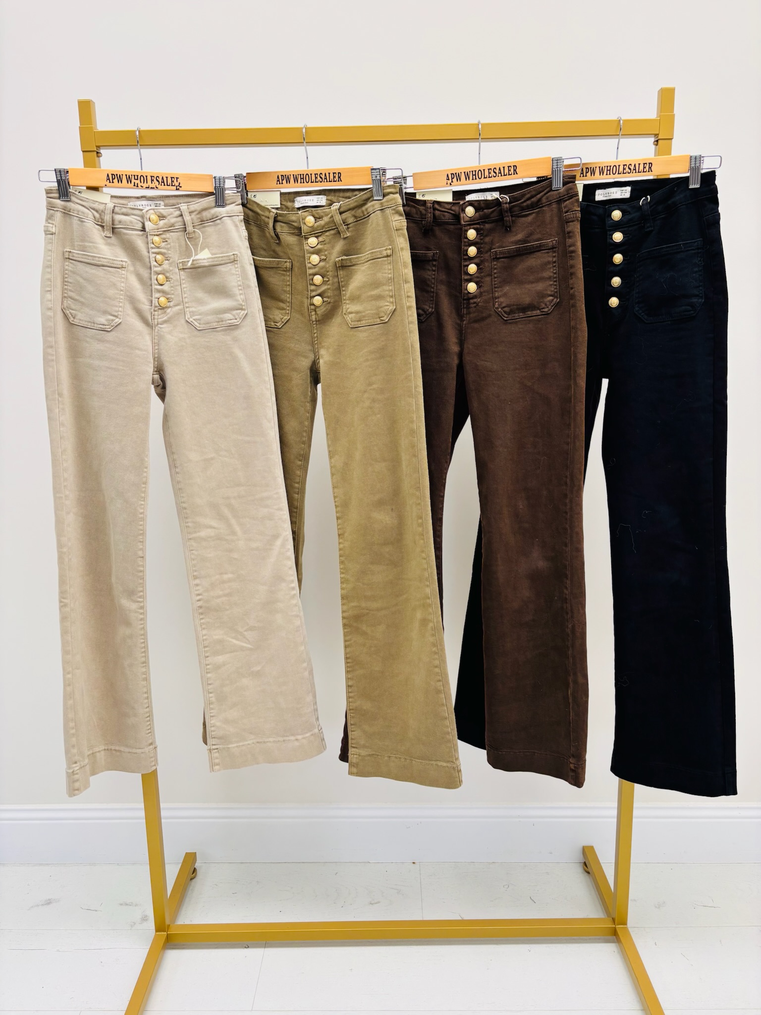 7388D101-1443-4753-BF3F-9F9CA4C47A65 Jean Wide Leg à boutons dorés – Élégance rétro et allure moderne – Image 2