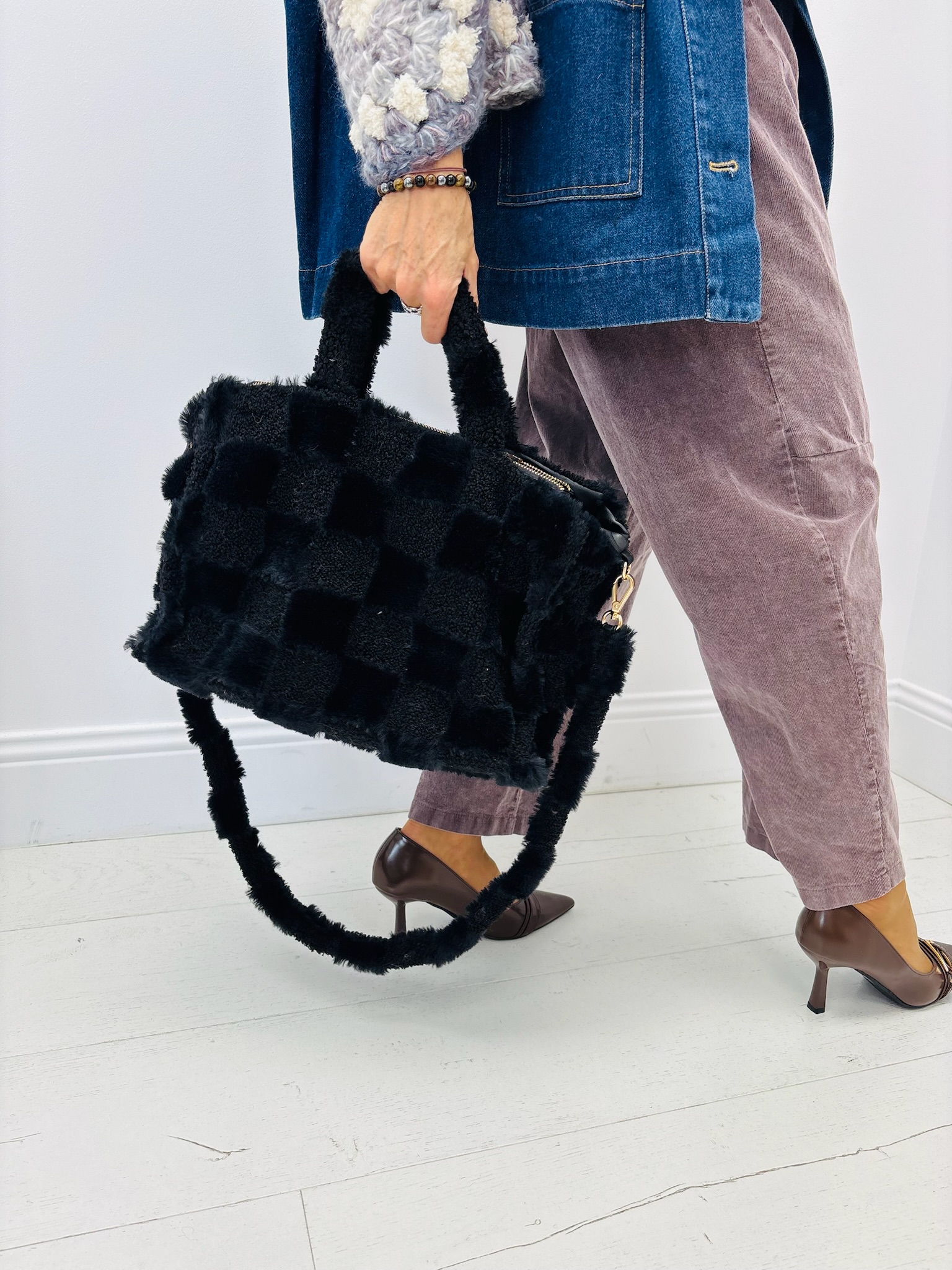 7A4DDAE3-7CBB-4098-89B8-F6D2F6E556BE Sac Fausse Fourrure effet damier – Doux & tendance – Image 3