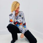 Pull Imprimé Artistique fond gris – Esprit contemporain et touche colorée