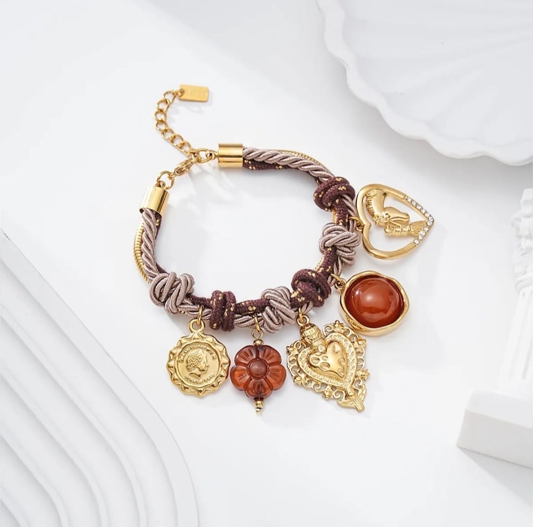 7C1C97E0-77CF-4FD6-ADB6-AB13163FCBFA Bracelet charms doré et ambré – Acier inoxydable – Image 1