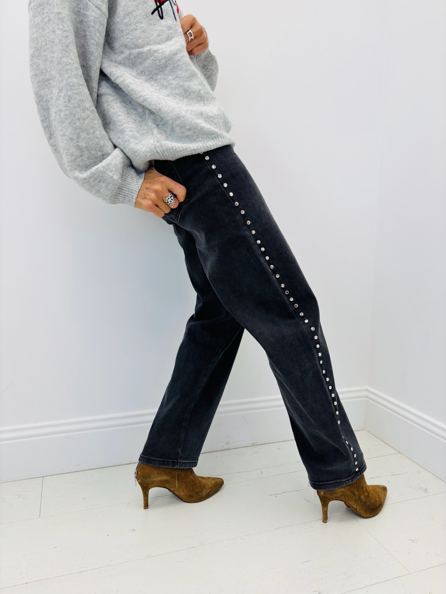 7E66A4F9-F794-448A-BE75-42D9A0D1CA07 Jean Coupe Barrel cloutée – Image 4