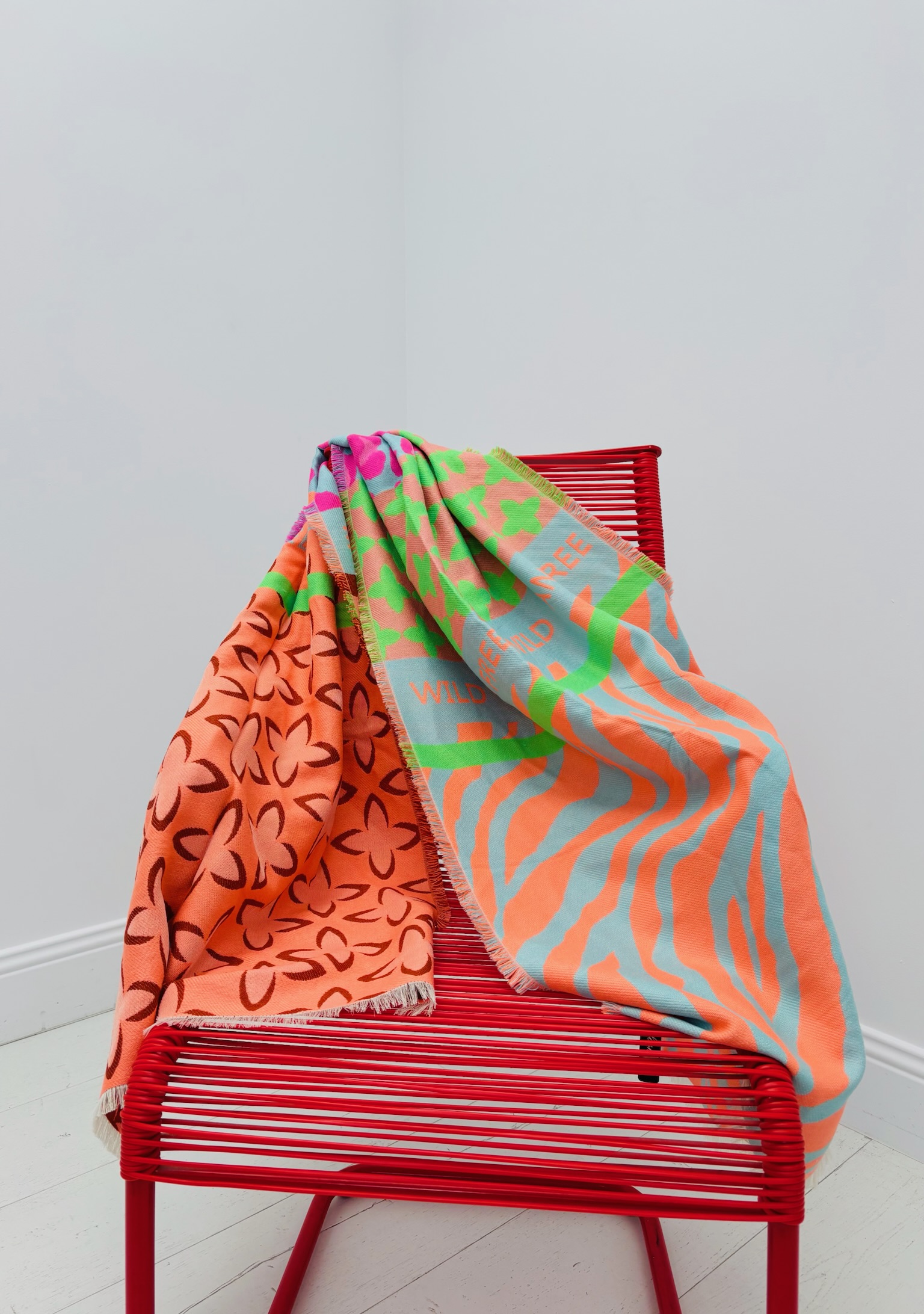 82D95DE7-1DC1-4937-8982-D6711D5B719E Écharpe “Wild & Free” – imprimé coloré et animal – Image 1