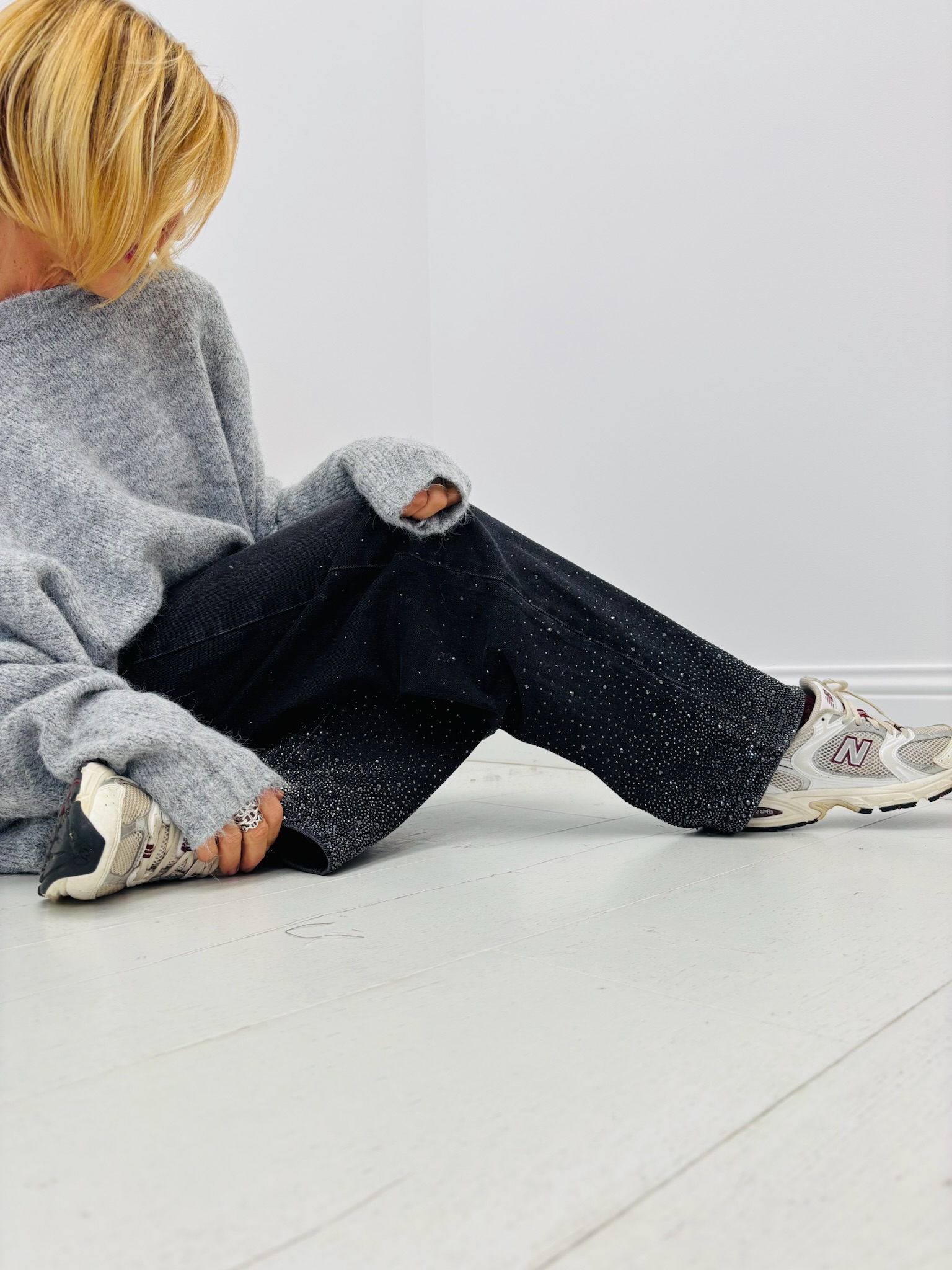 8346F91F-1A56-4B67-9B00-A1000935F868 Jean Wide Leg Noir strassé – Élégance urbaine et éclat moderne – Image 4