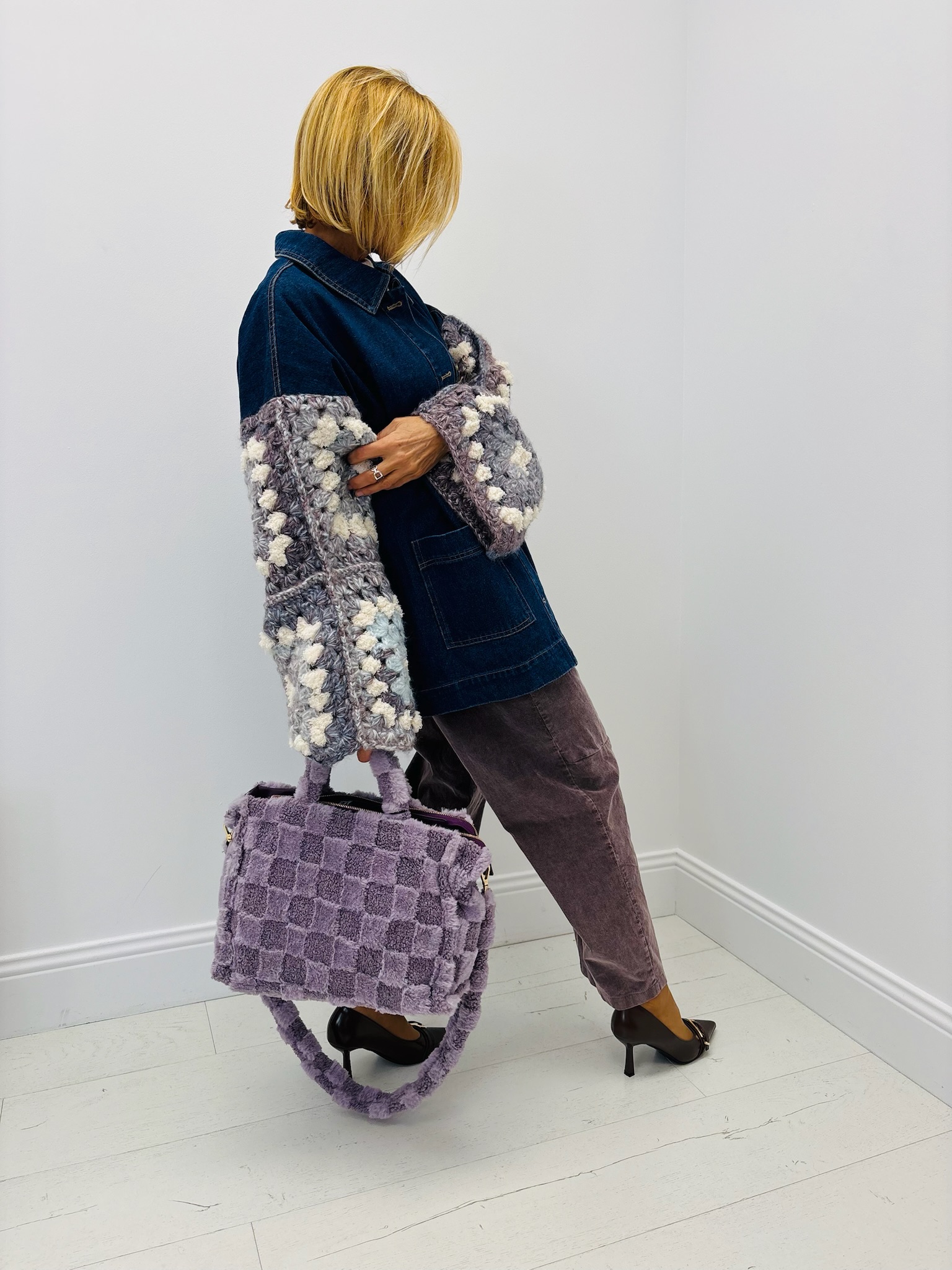 8490BB32-0D28-451A-A0A8-4045B027E12F Sac Fausse Fourrure effet damier – Doux & tendance – Image 2